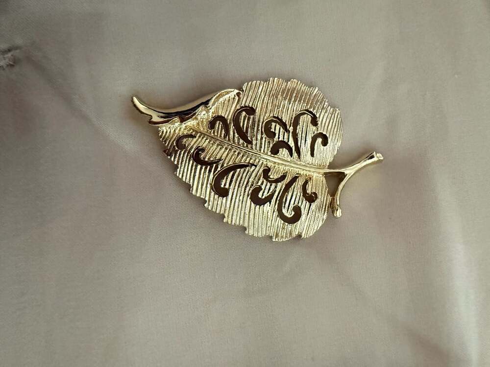 Gerrys Gold Tone Leaf Brooch Scrollwork Pin Vintage